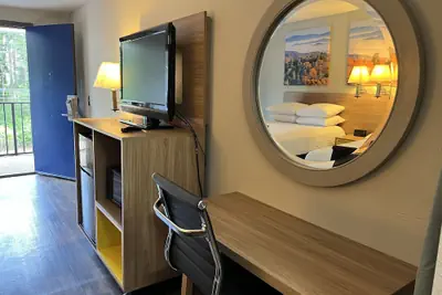 Photo 2 - Days Inn by Wyndham College Park Airport Best Road