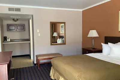 Photo 2 - Silver Spur Vintage Inn & Suites