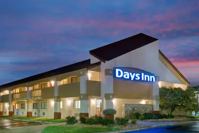 Photo 4 - Days Inn by Wyndham Overland Park/Metcalf/Convention Center