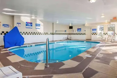 Photo 2 - La Quinta Inn & Suites by Wyndham South Holland
