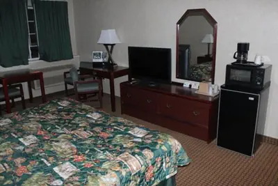 Photo 2 - Garden City Inn