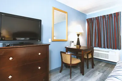 Photo 3 - Coratel Inn & Suites by Jasper Park City - Wichita North
