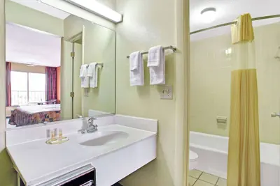 Photo 5 - Days Inn by Wyndham Benson