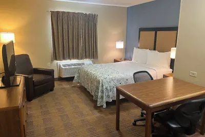 Photo 3 - HomeTowne Studios & Suites by Red Roof Greensboro