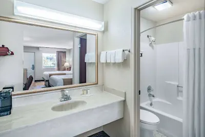 Photo 5 - Days Inn by Wyndham Macon I-475