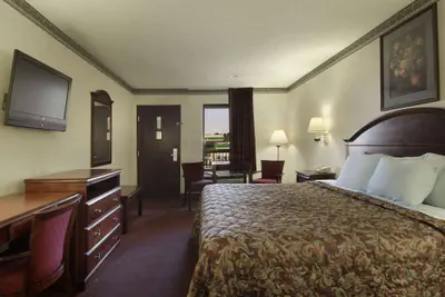 Photo 2 - Days Inn by Wyndham Bainbridge