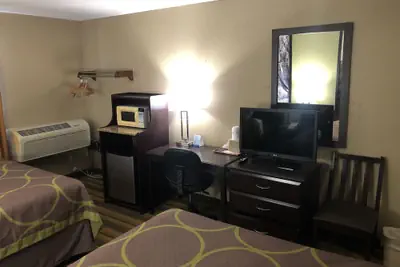 Photo 2 - Super 8 by Wyndham Topeka/Wanamaker RD/I-70