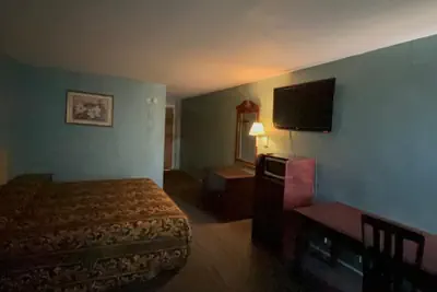 Photo 5 - Economy Inn of Greenville, NC