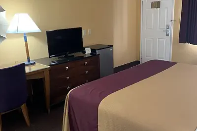 Photo 5 - Executive Inn