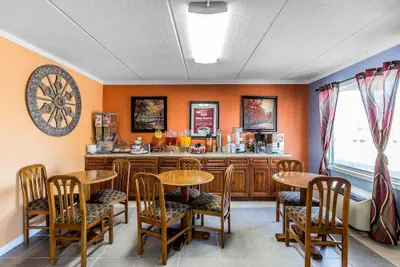 Photo 2 - Econo Lodge Lavonia I-85