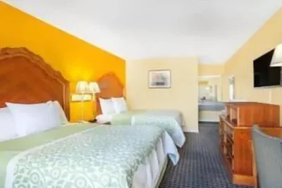 Photo 5 - Days Inn by Wyndham Jacksonville