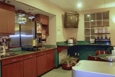 Photo 3 - Garden City Inn