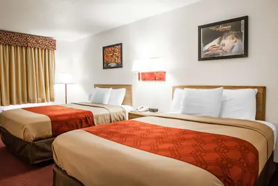 Photo 5 - Econo Lodge Truman Inn