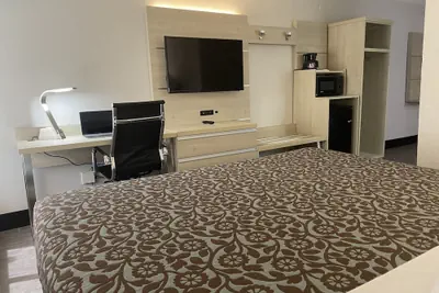 Photo 3 - Days Inn & Suites by Wyndham Peachtree Corners/Norcross