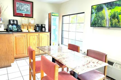 Photo 3 - Budget Inn