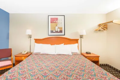 Photo 4 - Days Inn by Wyndham Effingham