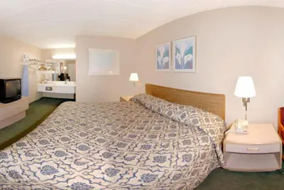 Photo 2 - Econo Lodge Franklin - Springboro