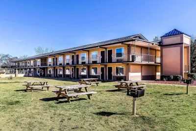Photo 3 - Econo Lodge Lavonia I-85