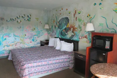 Photo 4 - Delux Inn & Suites