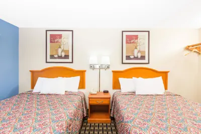 Photo 5 - Days Inn by Wyndham Effingham
