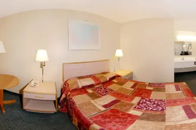 Photo 3 - Econo Lodge Franklin - Springboro