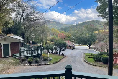 Photo 4 - Mountain Aire Cottages, Inn, & Glamping