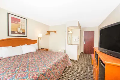Photo 3 - Days Inn by Wyndham Effingham
