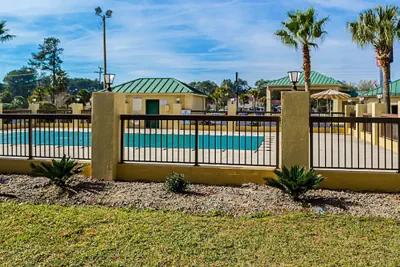 Photo 2 - Econo Lodge Inn & Suites Hardeeville I-95