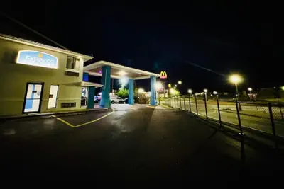 Photo 5 - express inn