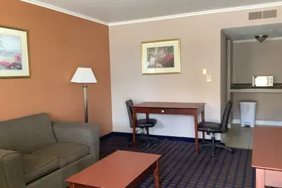 Photo 3 - Silver Spur Vintage Inn & Suites