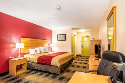 Photo 3 - Econo Lodge Topeka at Wanamaker
