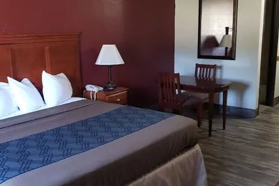 Photo 4 - Econo Lodge Cedar Rapids South