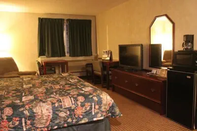 Photo 4 - Garden City Inn