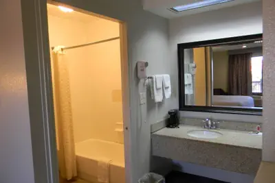 Photo 4 - Days Inn by Wyndham Bainbridge