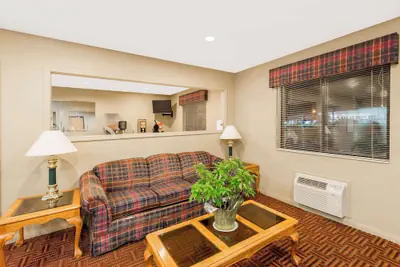 Photo 2 - Super 8 by Wyndham Chanute