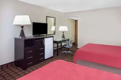 Photo 5 - Super 8 by Wyndham Chicago IL