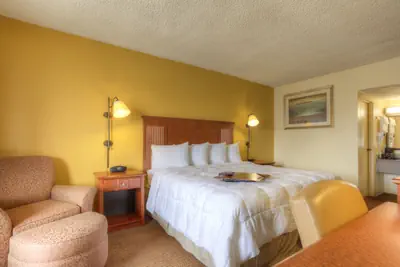 Photo 3 - Econo Lodge Byron near Historic District - Warner Robins