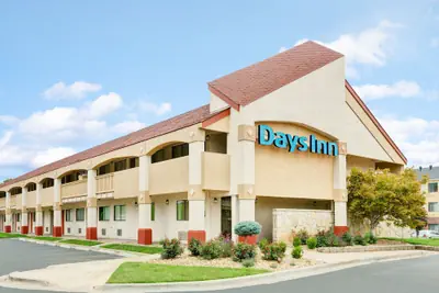 Photo 3 - Days Inn by Wyndham Overland Park/Metcalf/Convention Center