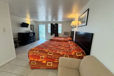 Photo 5 - Skyview Manor Motel