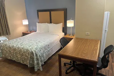 Photo 4 - HomeTowne Studios & Suites by Red Roof Greensboro