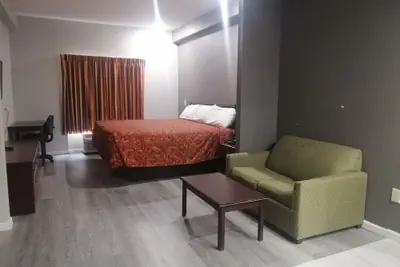 Photo 5 - Royal Inn & Suite
