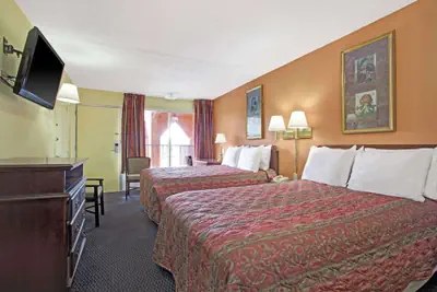 Photo 3 - Days Inn by Wyndham Benson