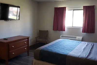 Photo 5 - Econo Lodge Cedar Rapids South