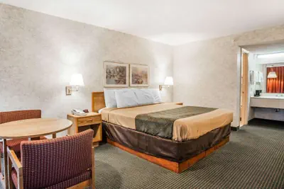Photo 5 - Econo Lodge Jefferson City