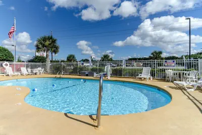 Photo 3 - Rodeway Inn & Suites Jacksonville near Camp Lejeune