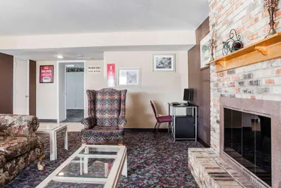 Photo 3 - Econo Lodge Jefferson City