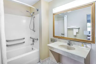 Photo 2 - Days Inn by Wyndham Macon I-475