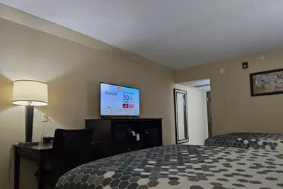 Photo 5 - Econo Lodge Inn & Suites Mason City - Clear Lake