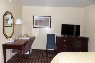 Photo 4 - Executive Inn