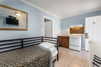 Photo 5 - Boardwalk Hotel Charlee & Beach House Rentals